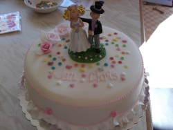 A Fun One-tier Wedding Cake